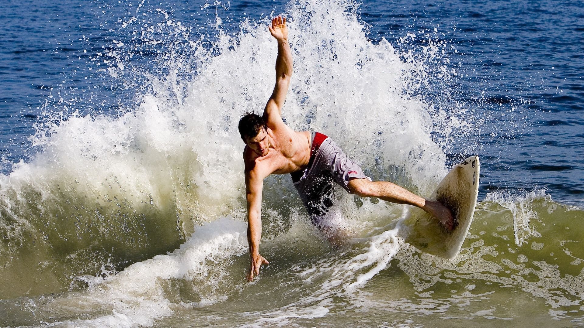 “武汉马拉松：选手们全力拼搏，赛道一触即发”